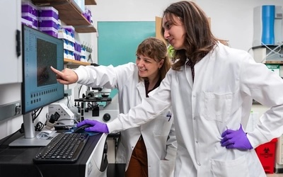Melanie Balbach and Lana Kouatli in a lab