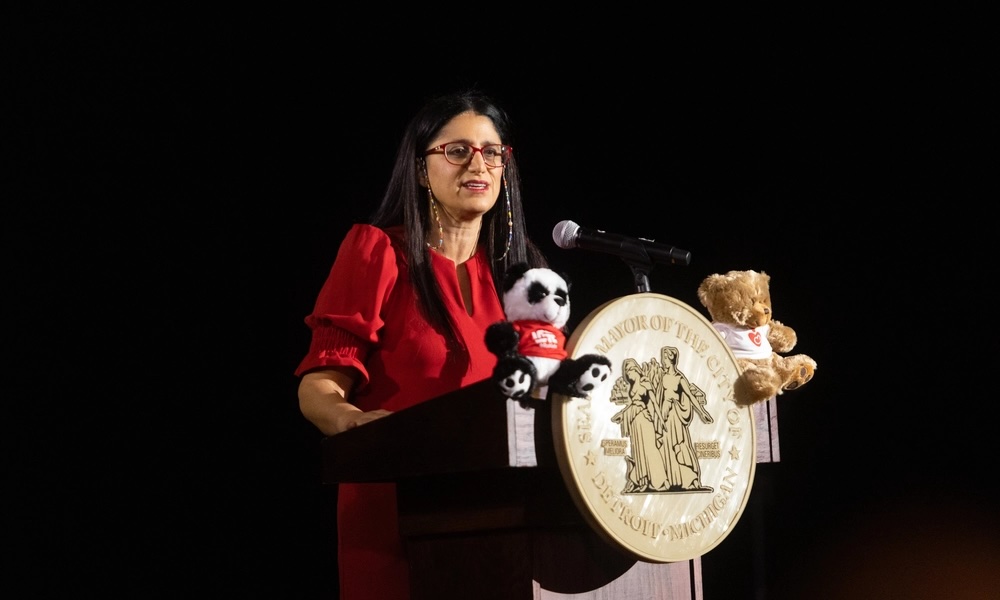 Mona Hanna giving a speech