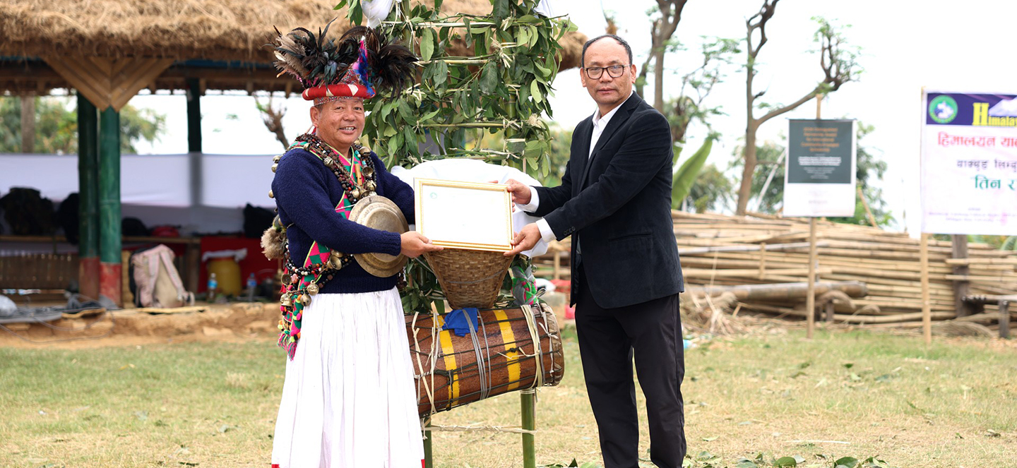 Marohang Yakthung Limbu receiving recognition from a Ya-Phedangma.